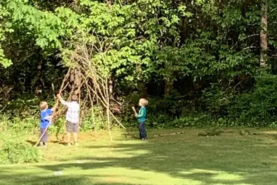 Image de Hey there beautiful cabin located in the garden area surrounded by gorgeous pond