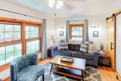Image de Modern duplex with gas fireplace, free WiFi, & walkable downtown location
