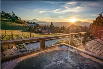 Image de Modern Luxury. Private Hot Tub & views of Mt Hood!