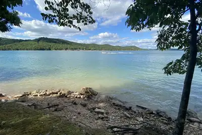 Image de Water's Edge - literally On Beaver Lake!