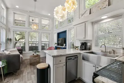 Image de Flower Child Tiny Home at Lake Travis