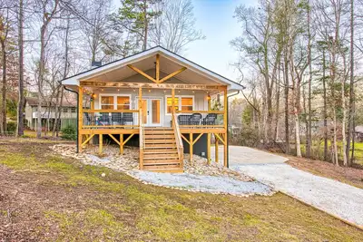 Image de Newly renovated home near downtown Asheville w/spacious deck, W/D, great views