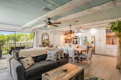 Snowbird-friendly townhouse with ocean view, heated pool, central Ac, & deck