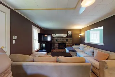 Image de Riverfront house walking distance to town with fireplace and w/d - dogs welcome