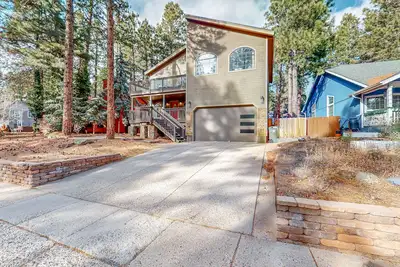 Image de Spacious home with game tables, gas grill, decks, fireplace & firepit - Dogs Ok