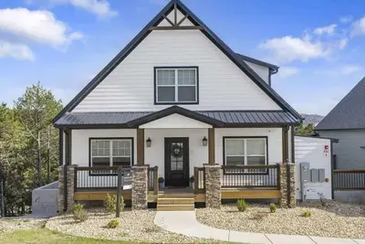 Image de Luxury Lodge Near Lake • Hot Tub, Pools, Firepit & Games