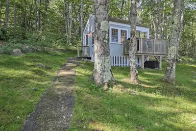 Image de Lush Edgecomb Studio Cottage w/ Fire Table!