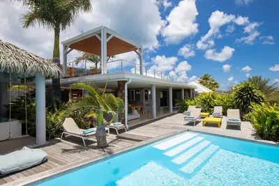 Image de Four bedroom villa in a green setting with tropical forest aspects