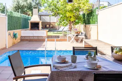 Image de Maison de vacances \"Another Day in Paradise\" avec vue sur les montagnes, piscine et Wi-Fi.