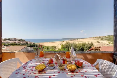 Image de Appartement \"Torre dei Corsari - Dune d'Oro\" avec vue sur la mer et terrasse.