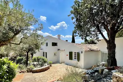 Image de Villa provençale de charme avec piscine au coeur des oliviers