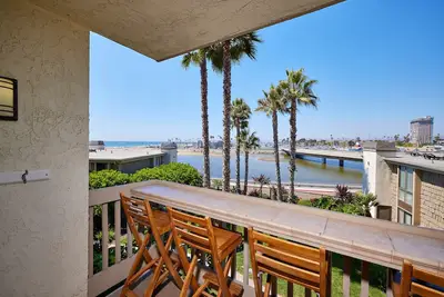 Image de Beautiful Ocean and Harbor Views from Living Room!