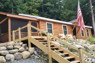 Image de Cabin, lake and moose. . . Oh My! !