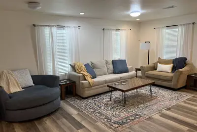 Image de Modern Family Oasis ~ Mins to Hospital\/Va, Parking