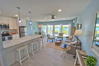 Image de 100% Renovated Ground floor condo w/Boat Slip - 3 min walk to beach! !