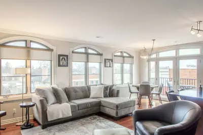 Image de Downtown Plymouth 2-bedroom Condo