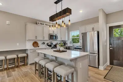 Image de Lakehouse Lodge w/ Custom Decor & Outdoor Living Area, Hot Tub, Lake Views, Billiards & Free Tickets