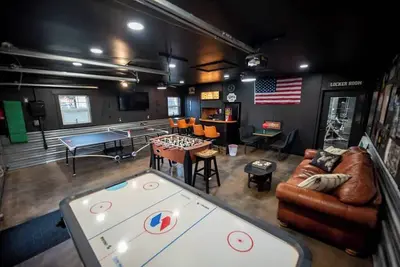 Image de Urban Edge | Comfort & Fun: Large Game Room & Fitness Room
