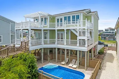 Image de Rainbow's End, Ocean front home with private heated pool and elevator at Holden Beach