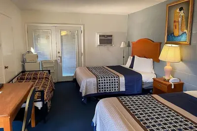 Image de Affordability Meets Comfort at Knights Inn Fairview! 4 Great Units, Free Parking