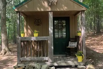 Image de Camping in the Clubhouse