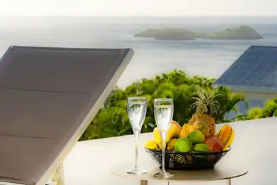 Image de villa vue mer et réserve cousteau avec piscine miroir 5*****