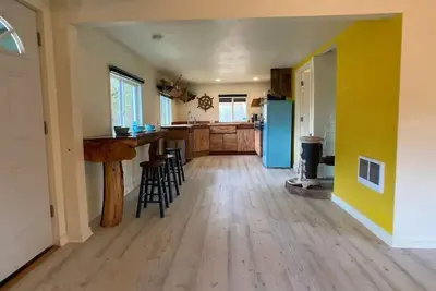 Image de Eclectic cabin w/garden&hot soak tub near taproom&park. Pet Friendly!