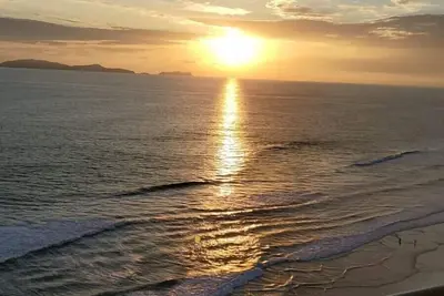 Image de Relaxed Spanish beachfront condo w/private parking & private balcony ocean views