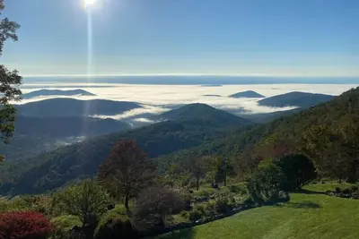 Image de Stunning Mountain-Top Views w Hot Tub & 6 Bedrooms