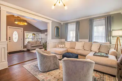 Image de Luxurious Historical Home in Downtown!