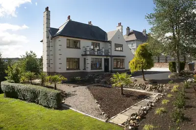 Image de Award winning villa with River Views, Private Forest entrance and a Hot Tub.