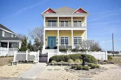 Image de Beachfront - unbeatable location - steps to beach & shops - sunsets from porch!