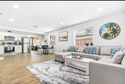 Image de Centrally Located 3-Bedroom Oasis: 20 Mins to Beach and City Life on Vrbo