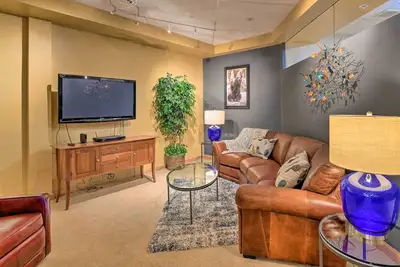Image de Idyllic Dtwn Anchorage Condo w/ Fireplace!