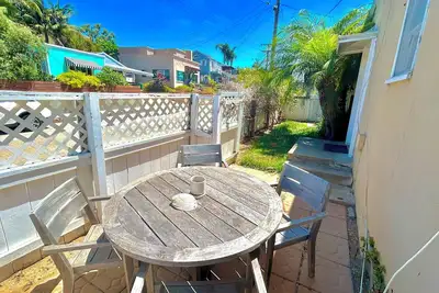 Image de Home to Hollywood Movie Stars! Cute yard! 3 minute walk to direct beach access!