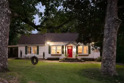 Image de Darling Farmhouse on an Acre Lot