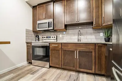 Image de Entire luxury basement suite in Liberty Landing.