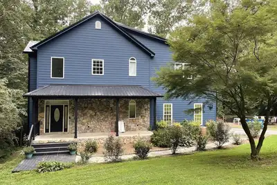 Image de Lake front home away from home