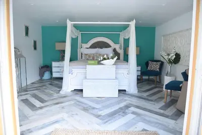Image de Lovely escape, home away from home 10 mins from all beaches.