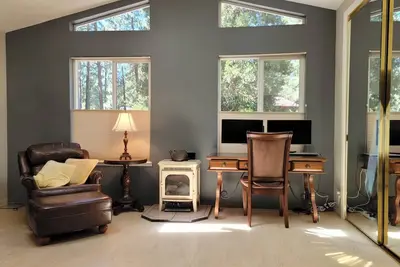 Image de Plumas Pines 2/2 + bonus room- Fireplace-Spa Tub - Remote Work- Weekly Discount