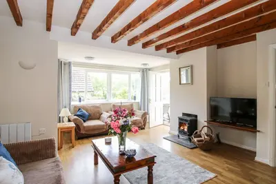 Rosemary Cottage, pet friendly, with open fire in Clun