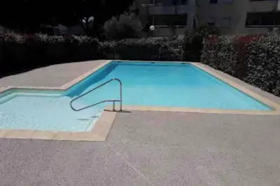 Image de Bel appartement en rez de jardin avec piscine
