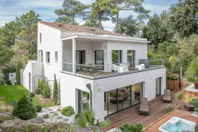 Image de Villa d'Architecte avec Spa, Ă 5 minutes de la plage!