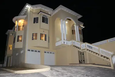 Image de A Luxurious 4-Bedroom Private Villa with Games Room, Theatre & Modern Art