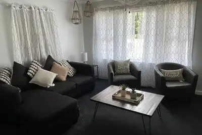 Image de 1 king/2queen bd home next to big park