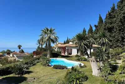 Image de Villa \"Tropical Dream\" avec grand jardin, vue sur la mer, piscine privée chauffée et Wi-Fi