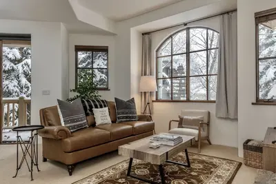 Just Listed! Stylish townhome in West Ketchum -- private hot tub, close to bike path, river, ski lifts!