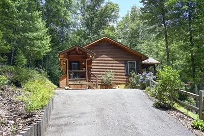 Image de Beautiful cabin 5 min to Murphy, screened in deck with gas fire pit & hot tub