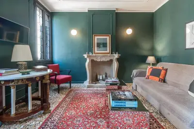 Image de Chic, Newly Renovated Apartment in the Best Location in Town