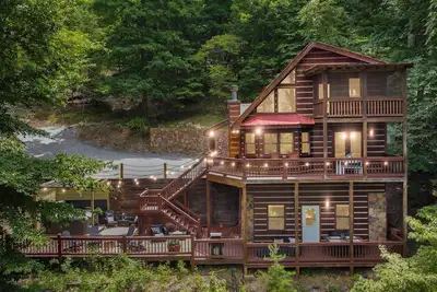 Image de *New* Modern Rustic Cabin w/ Amazing views! Hot Tub, 2 King Suites, Pet Friendly